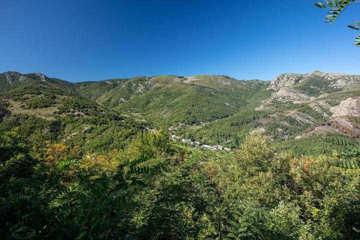 Montpezat sous Bauzon - Hauteurs du Chambon sur le village ©sourcesetvolcans Montpezat sous Bauzon - Hauteurs du Chambon sur le village ©sourcesetvolcans