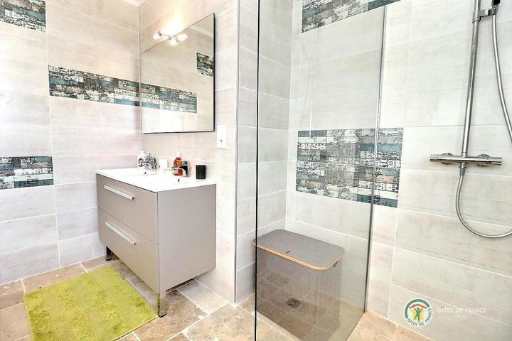 La salle d'eau au rez-de-chaussée