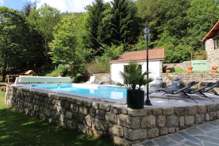 La piscine privative chauffée et la Clède où se trouve le jacuzzi.