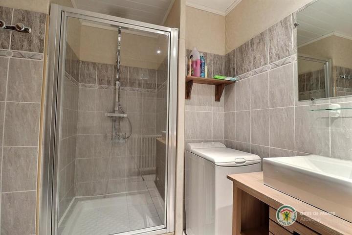 salle d'eau avec douche