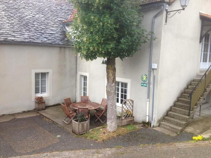 Espace extérieur du gîte avec terrasse