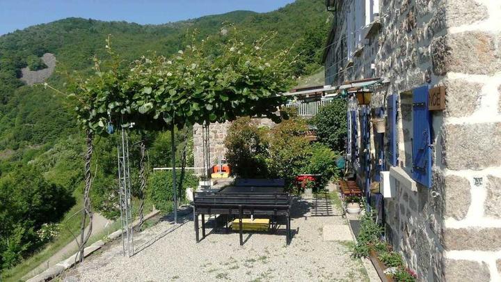 repas extérieur sous pergolas, gîte rdc volet bleue