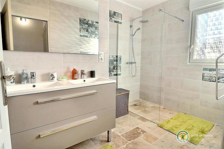 La salle d'eau au rez-de-chaussée