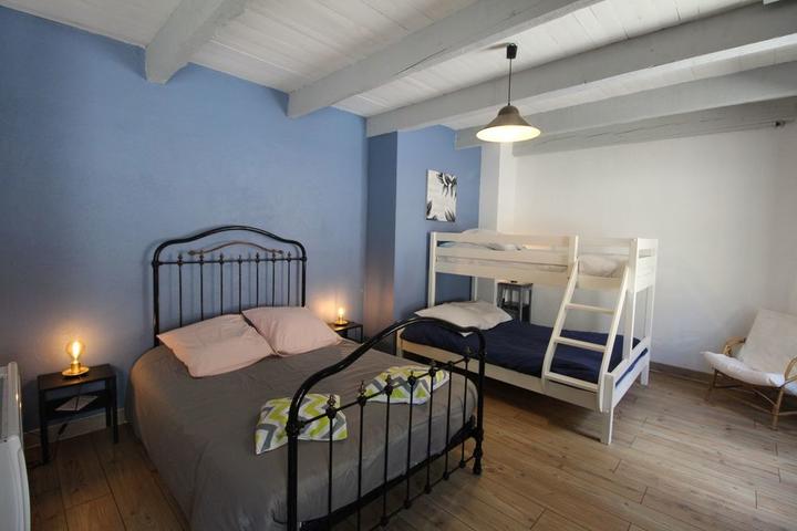 Le dortoir avec 1 lit en 140 cm et 2 lits superposés.