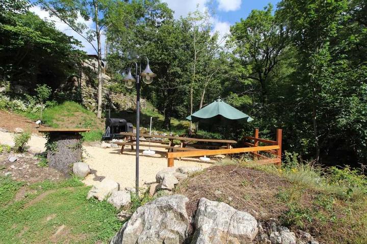 Les tables de pique nique et le barbecue.