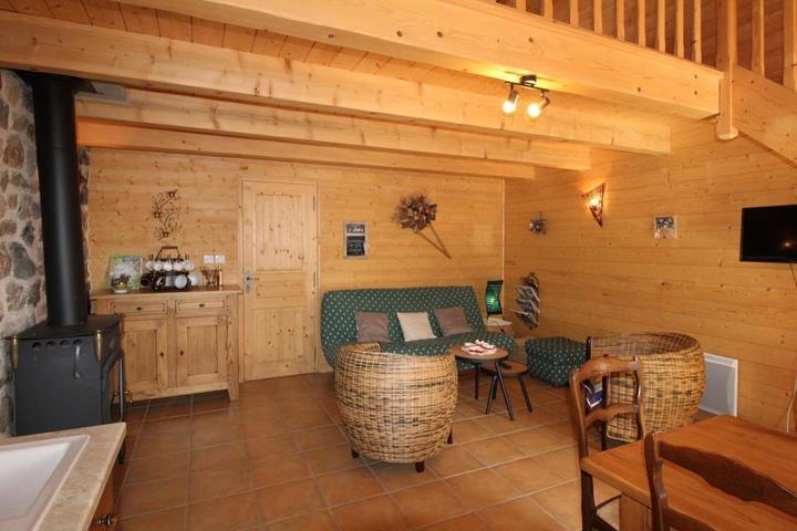 Séjour salon avec chambre mezzanine.