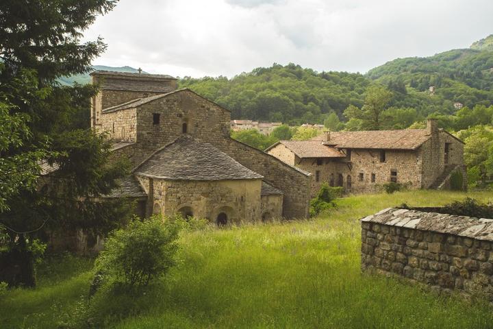 Notre Dame de Prévenchères avec vue sur le Prieuré de Clastres