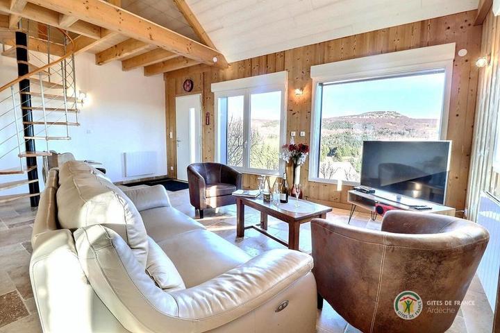 L'espace salon avec vue exceptionnelle sur le Mont Gerbier de Joncs !