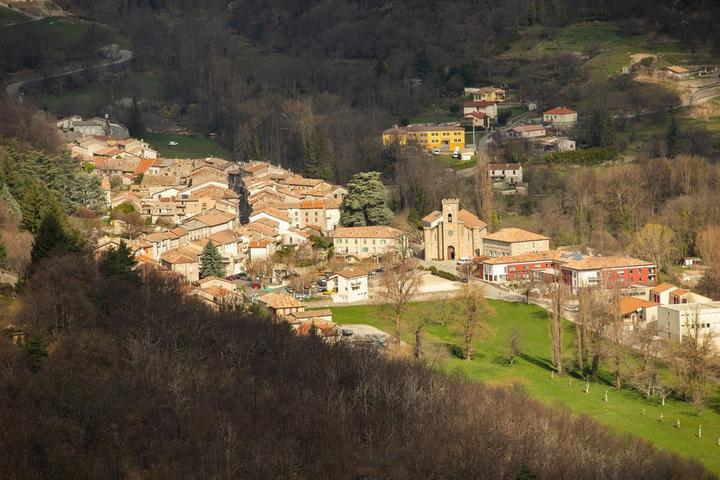 Montpezat-sous-Bauzon - Le village vu de la Gravenne Montpezat-sous-Bauzon - Le village vu de la Gravenne