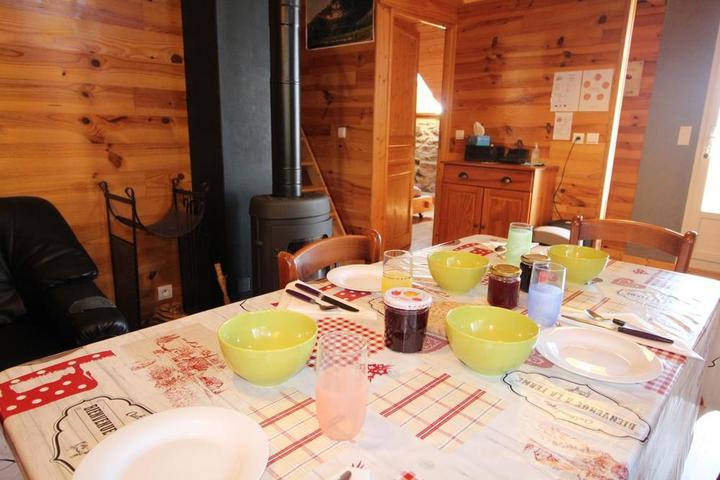 Petit déjeuner devant le poêle à bois