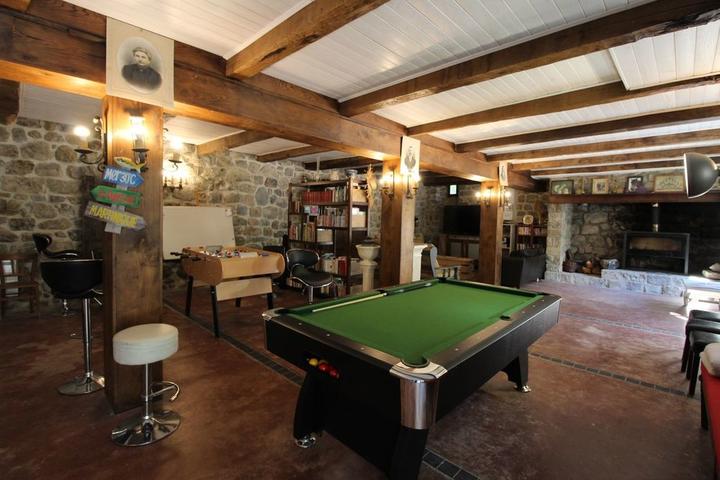 La salle de jeux de 90 m ² équipée d'un billard, baby foot, Tv, cheminée, chaine hifi et Dvd.