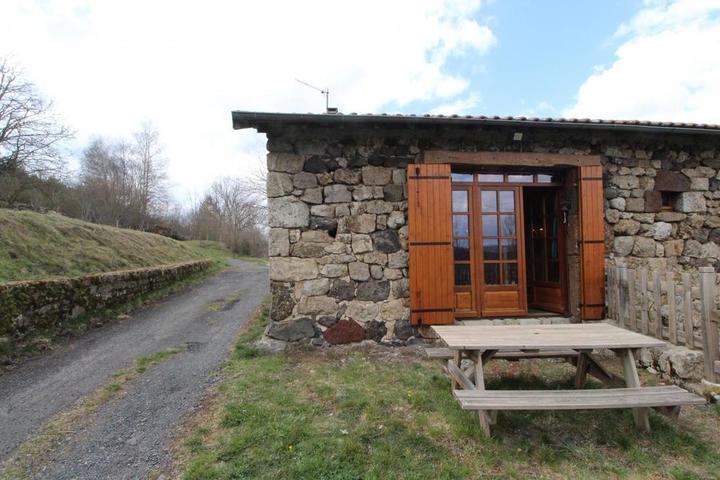 Gîte avec sentiers de randonnées, cette voie est sans issue 10m derrière le gite