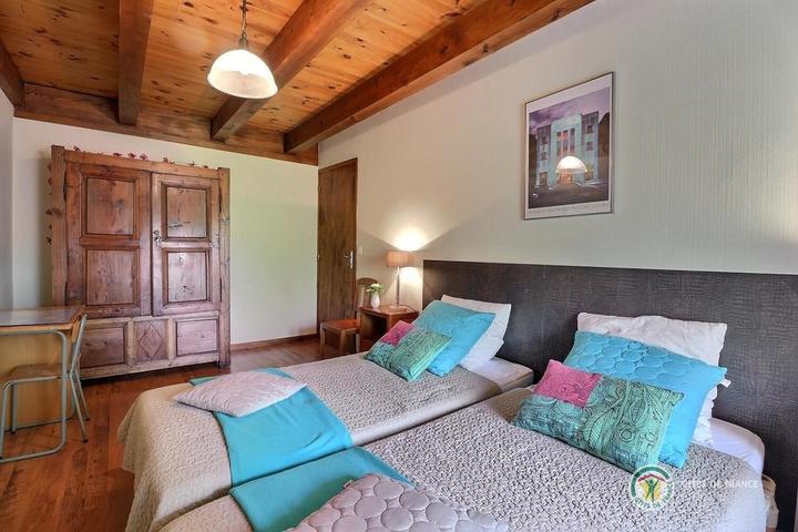 A l'étage, chambre à deux lits