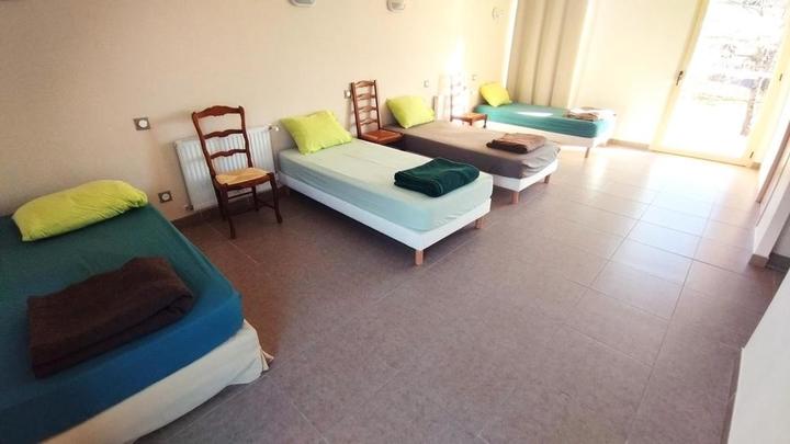 Une chambre de 4 avec SDB et WC