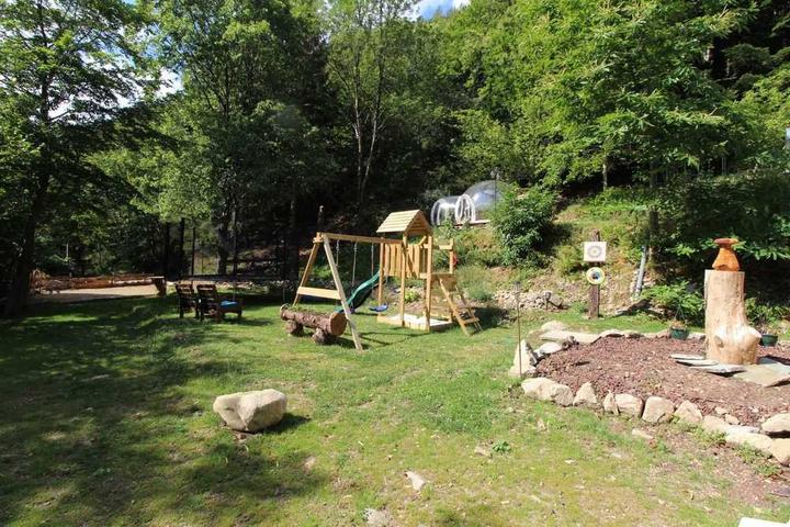 Les jeux pour enfants et le trampoline