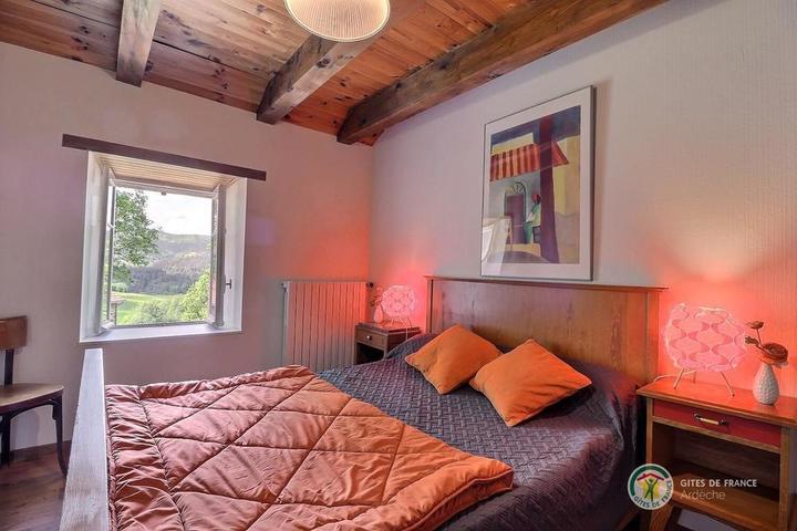 A l'étage, chambre avec lit de 140 cm