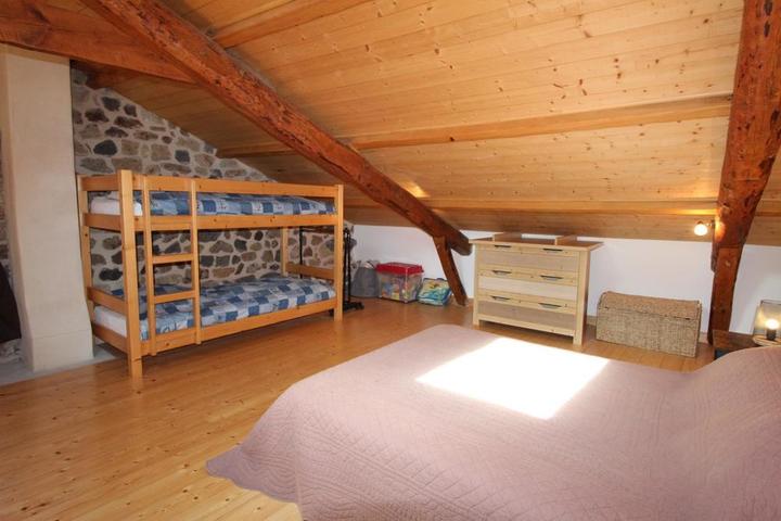 Chambre mezzanine avec lit en 140 cm et 2 lits en 90 cm superposés.