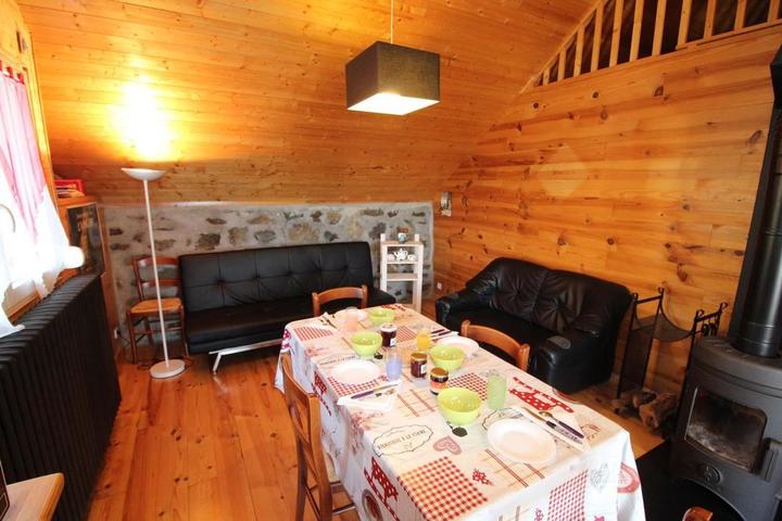 Salon Séjour avec poêle à bois, télévision