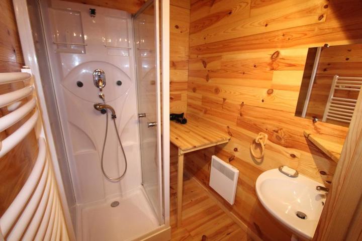 Salle d'eau avec cabine de douche multi jets
