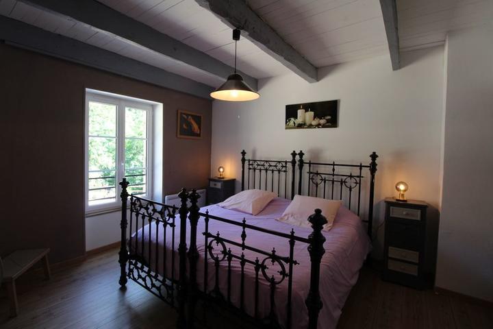 Chambre avec 1 grand lit en 180 ou 2 lits en 90 cm.