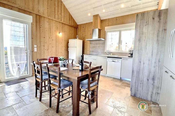 L'espace repas et la cuisine intégrée