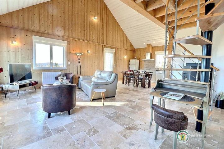 La pièce de vie très spacieuse et lumineuse