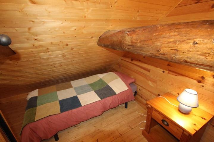 Mezzanine avec 2 lits en 80 (mansardée basse, idéale pour les enfants)